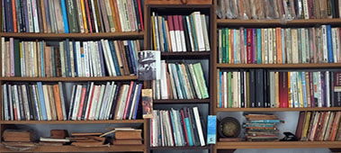 foto di libreria di una biblioteca